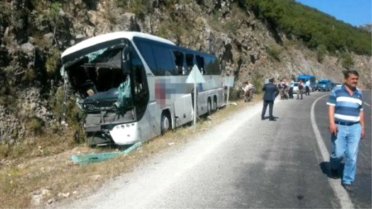 Yolcu Otobüsü Kayalığa Çarptı: 2 Ölü, 5 Yaralı