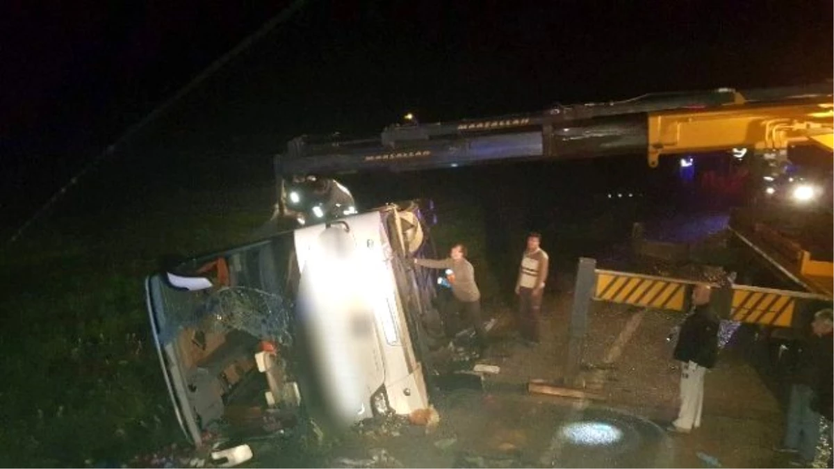 Yozgat\'ta Yolcu Otobüsü Devrildi: 3 Ölü,30 Yaralı