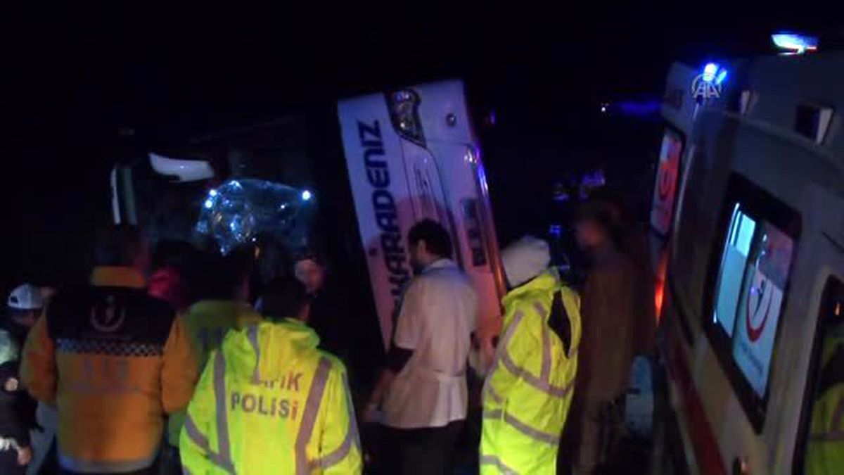 Yolcu Otobüsü Devrildi: 3 Ölü, 30 Yaralı