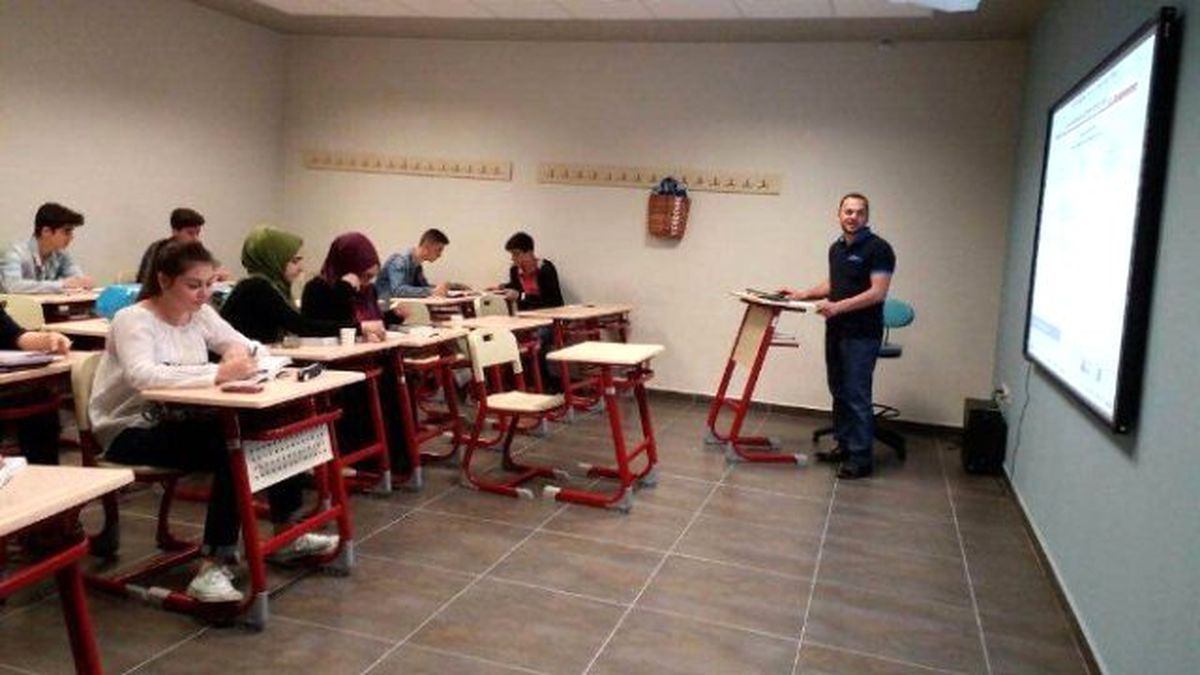 Akademi Lise Öğrencileri Lys\'ye Hazır