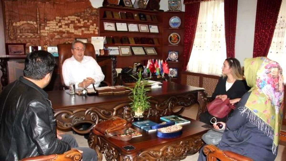 Askıda Elbise Ekibi, Belediye Başkanı Ünver\'i Ziyaret Etti