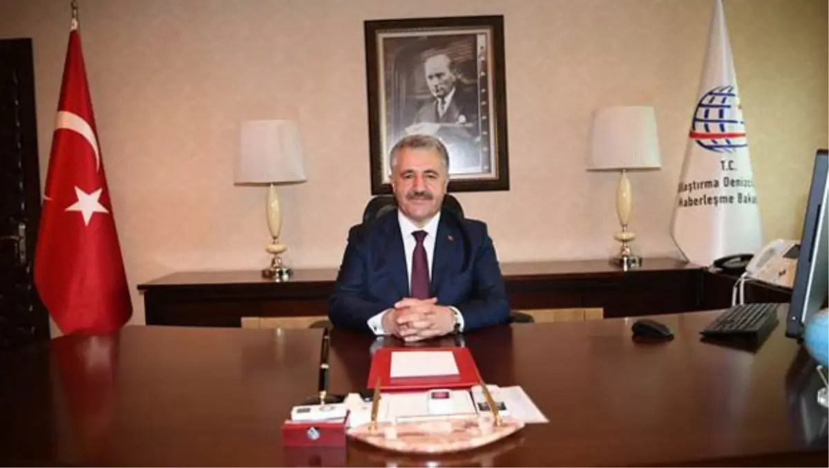 Bakan Arslan Kutlama Çiçeklerinin Gelirini Yardım Derneğine Bağışladı