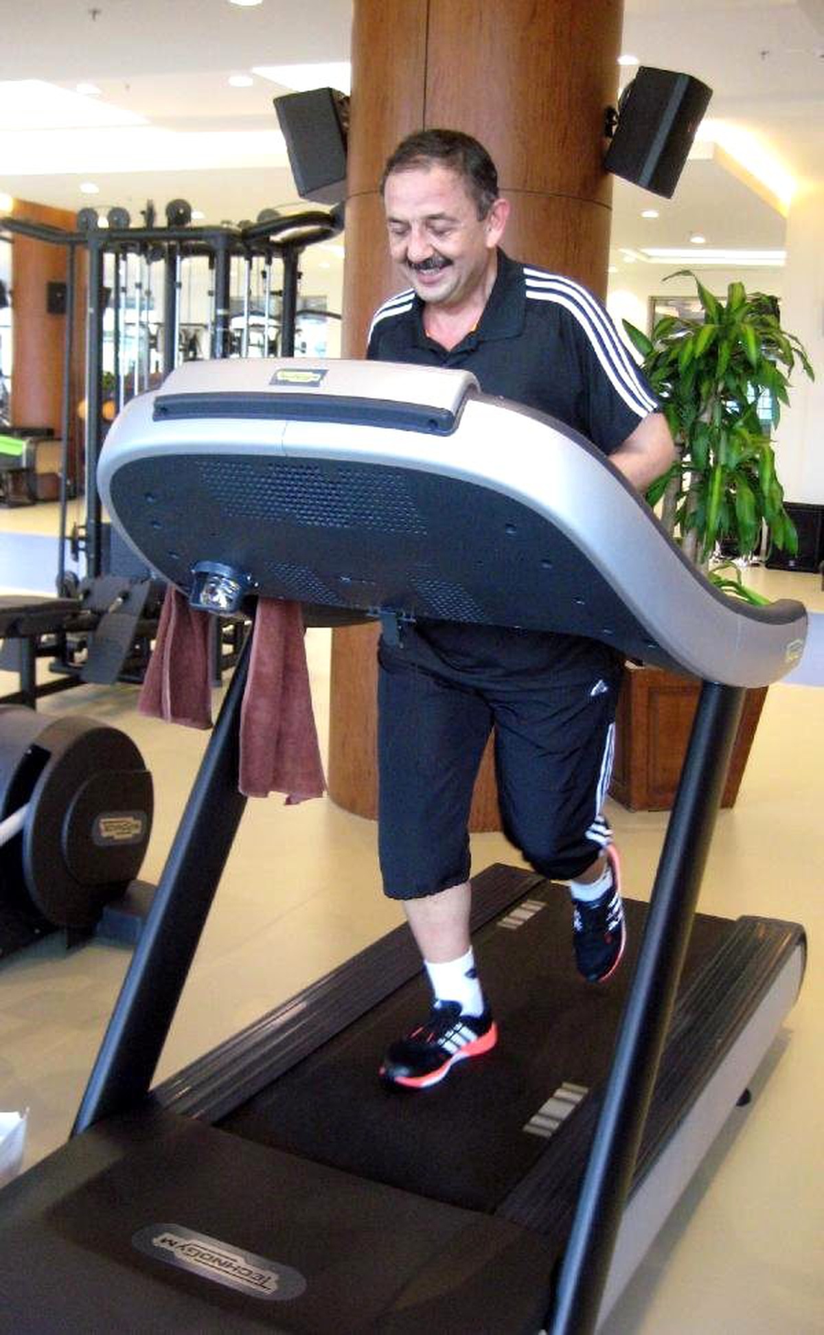 Bakan Özhaseki, Spor Yaparak Stres Atıyor
