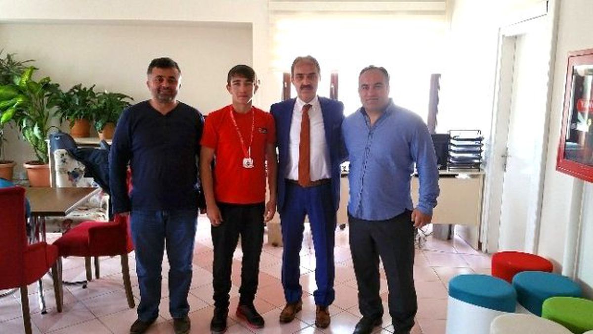 Başkan Dinç, Türkiye 2.si Pehlivanını Ödüllendirdi