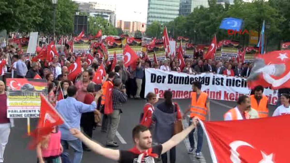 Berlin?de \'Ermeni Soykırımı İddialarına\' Karşı Yürüyüş