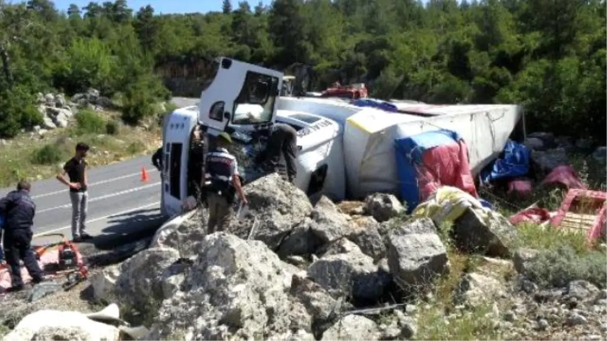 Devrilen Kamyonda Sıkışan Sürücü Kurtarıldı