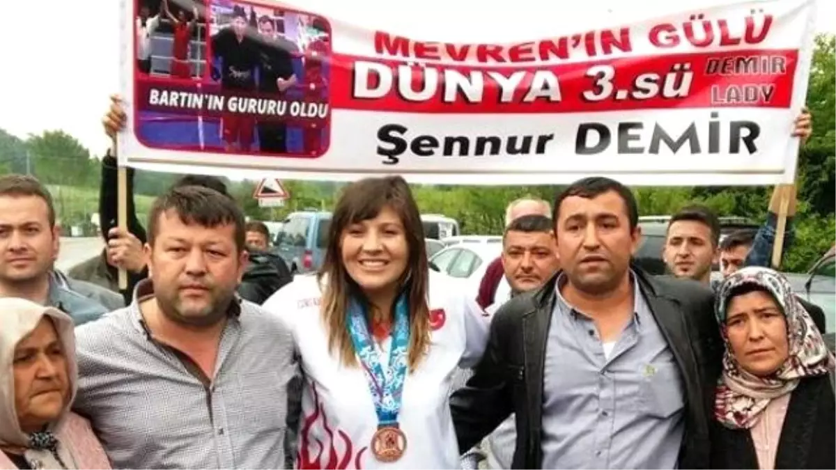 Dünya 3.\'sü Milli Sporcuya Davullu Zurnalı Karşılama