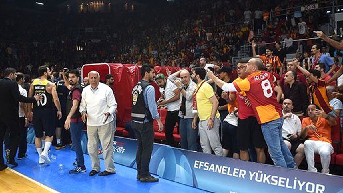Galatasaray, Fenerbahçe Maçındaki Olaylar Nedeniyle En Az 1 Maç Ceza Alacak