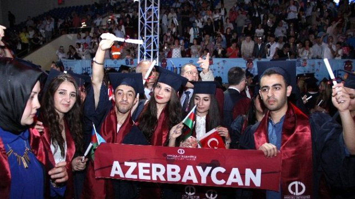 Her Yaştan Öğrenci Mezuniyet Coşkusu Yaşadı