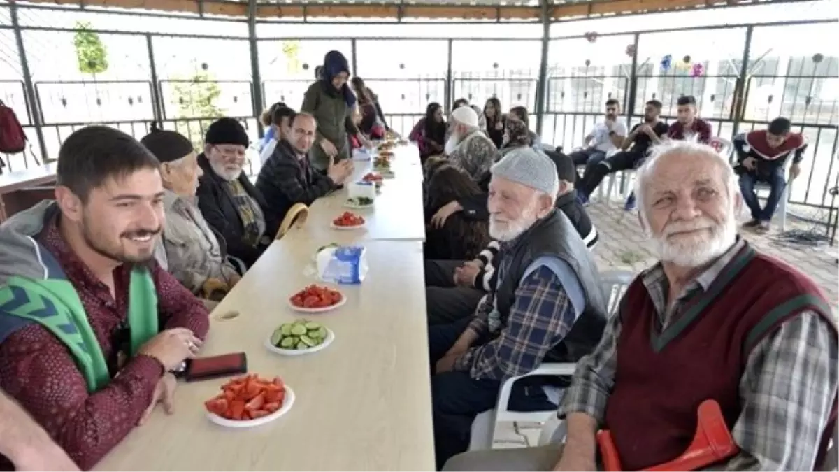 Huzurevi Sakinleri Üniversite Öğrencileri ile Biraraya Geldi