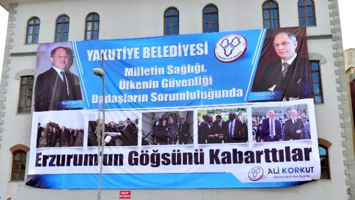 İki Bakan Sevinci Belediye Duvarına Böyle Yansıdı