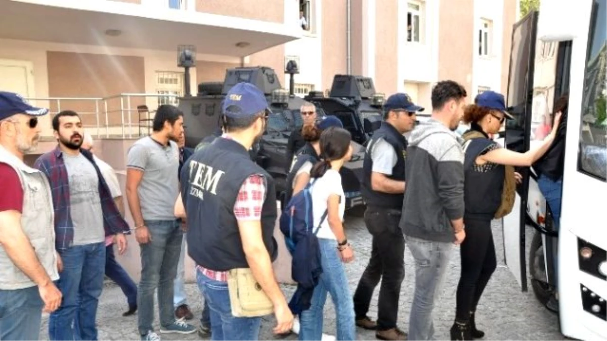İzmir\'de Terör Operasyonunda Gözaltına Alınanlar Adliyeye Sevk Edildi