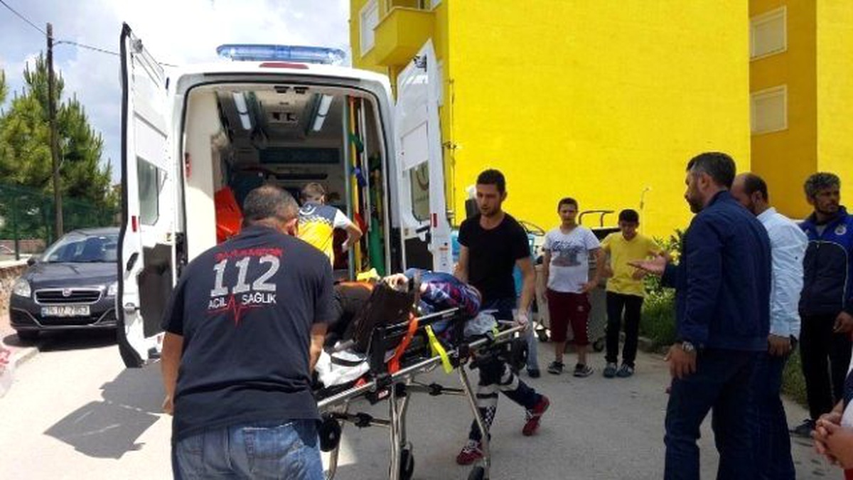 Kanlar İçinde Yerde Yatan Iraklı Kadına Sağlık Ekipleri Müdahale Etti