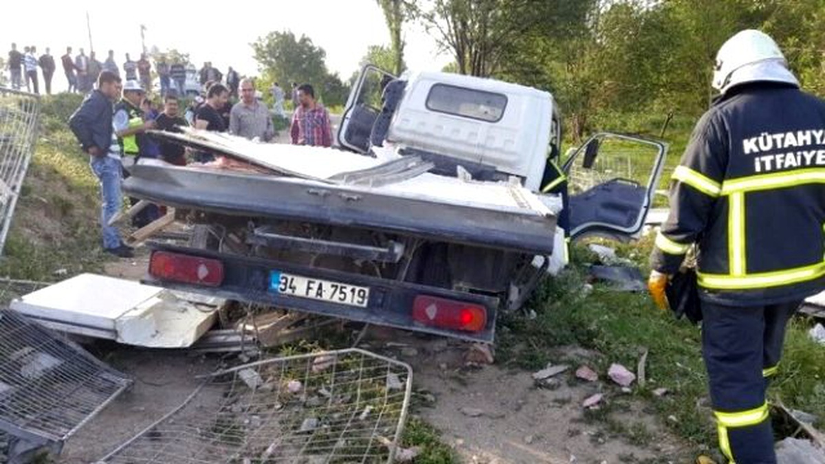 Kütahya\'da Yük Treni Kamyonete Çarptı: 1 Yaralı
