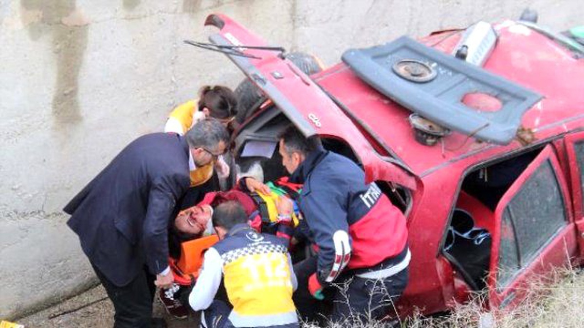 Otomobil Kanala Uçtu; Kadın Sürücü Yaralandı