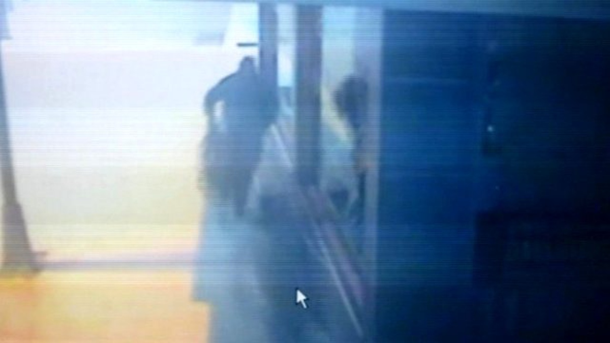Kocaeli\'deki Plazma Hırsızları Güvenlik Kamerasına Yakalandı