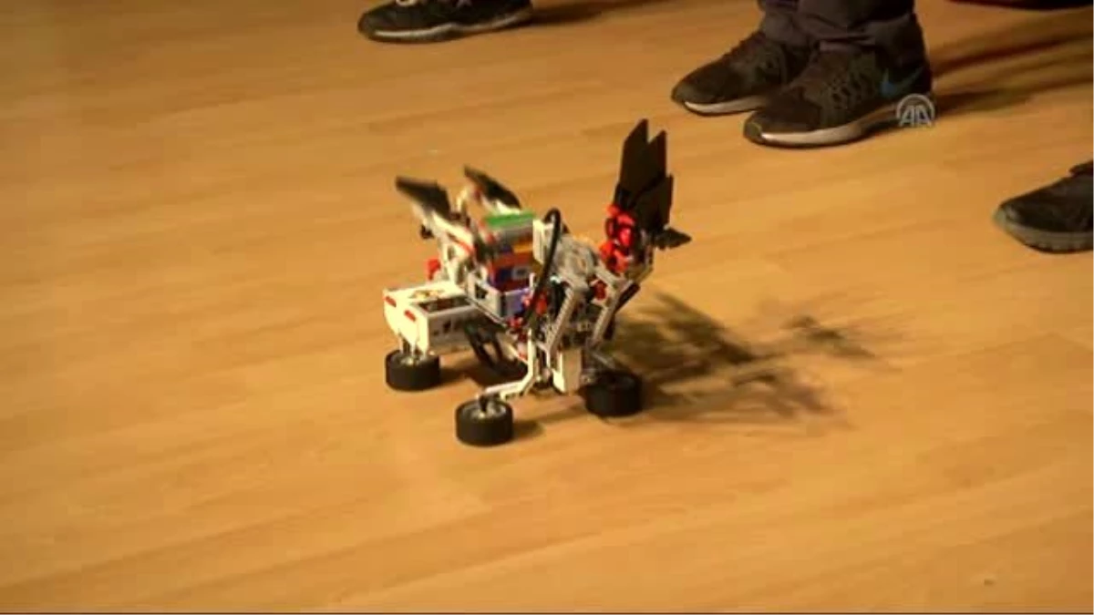 Özel Yetenekli Öğrenciler Robot Yarıştırıyor