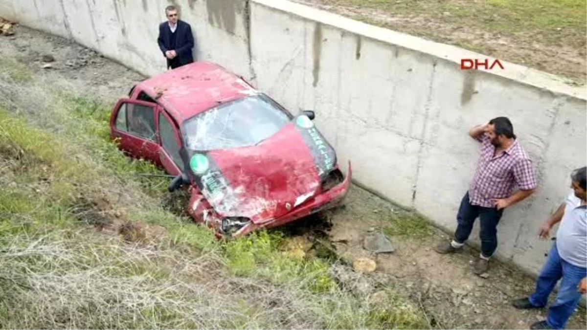 Sivas Kanala Uçan Otomobilin Sürücüsü Yaralandı