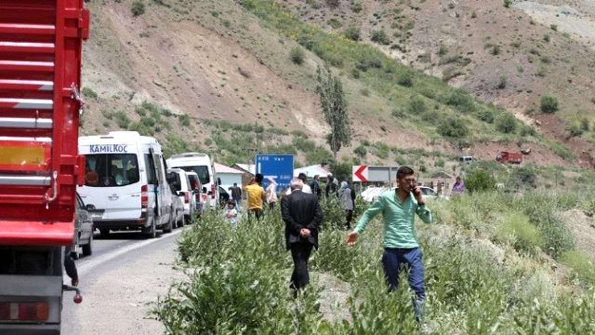 Yüksekova Girişinde Kilometrelerce Araç Kuyruğu Oluştu