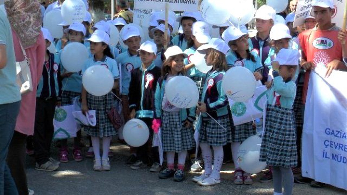 Yürüyüş Yapan Küçük Öğrenciler, Çevreyi Temizledi