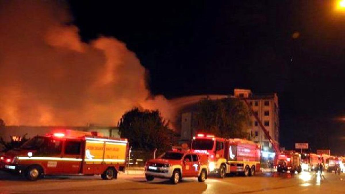 3 Fabrika Deposunda Yangın