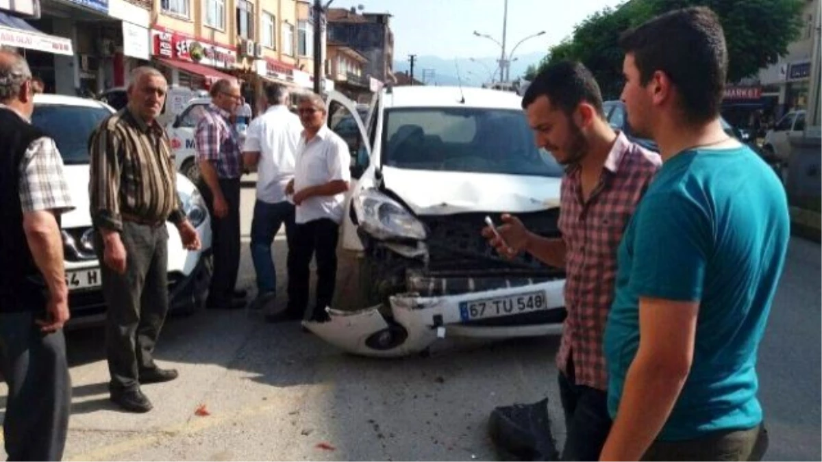 Akyazı\'da Trafik Kazası: 2 Yaralı