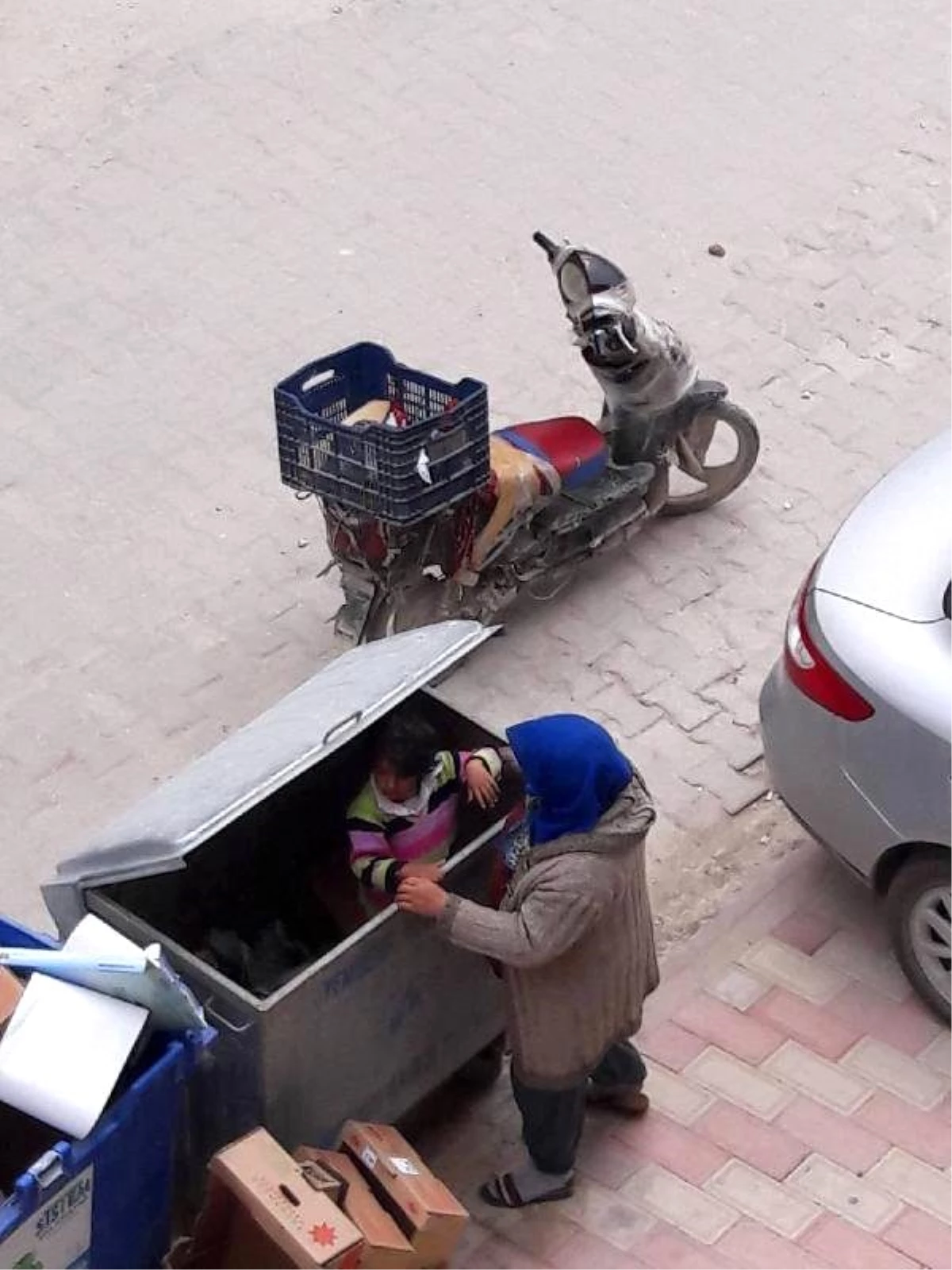 Atık Karton Ararken Kızını Çöp Konteynerine Bıraktı