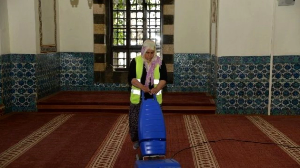 Diyarbakır\'daki Camilerde Ramazan Temizliği Başladı