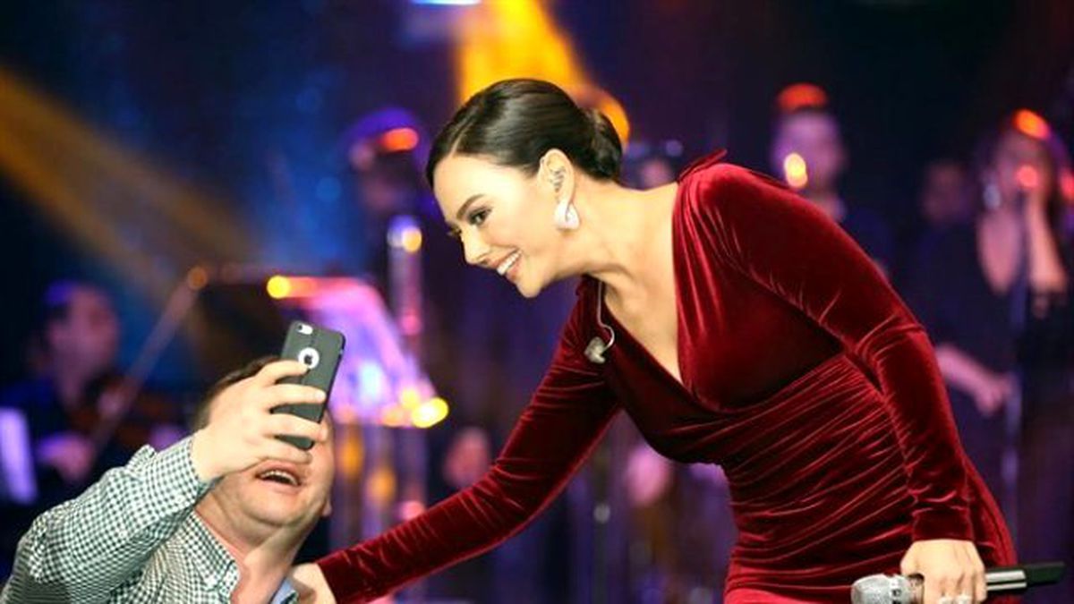 Ebru Gündeş 'Mutlu Ol Yeter' ve 'Yalnızım' Şarkılarını Repertuvarına Aldı