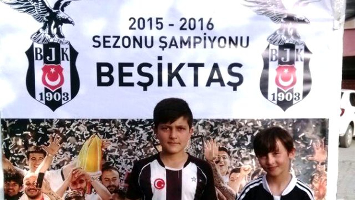 Fanatik Çeşme Siyah Beyaza Boyandı