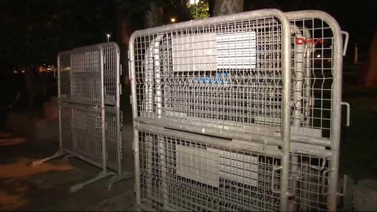 Taksim'de 'Gezi Parkı' Alarmı! Polis Bariyerleri Getirildi