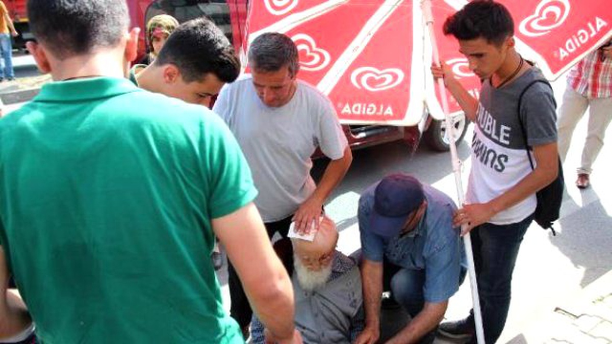Hafif Ticari Aracın Çarptığı Yaşlı Yaya Ağır Yaralandı