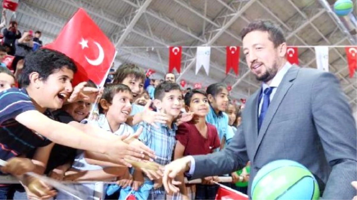 Hidayet Türkoğlu, İzmit\'te 5 Bin Basketbol Topu Dağıtım Töreninde