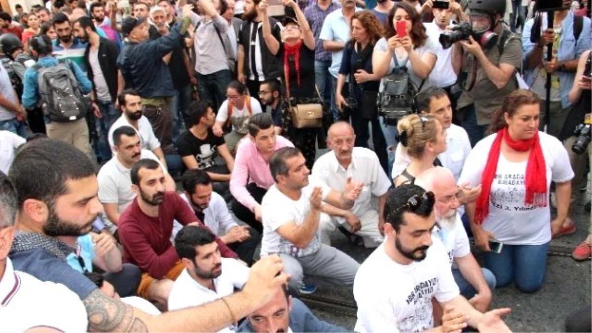 İstiklal Caddesi\'ndeki \'Gezi\' Eyleminde Polis ile Grup Arasında Arbede