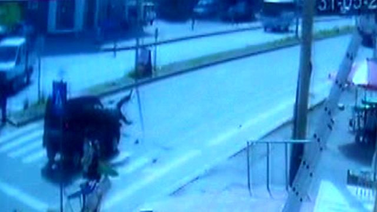 Kamyonetin Yaşlı Adama Çarpma Anı Saniye Saniye Güvenlik Kamerasında