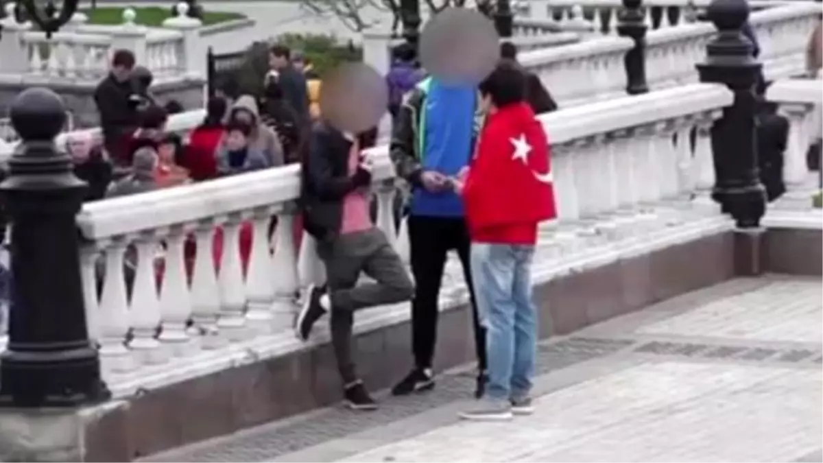 Kızıl Meydan'da Türk Bayrağıyla Sosyal Deney Yaptılar