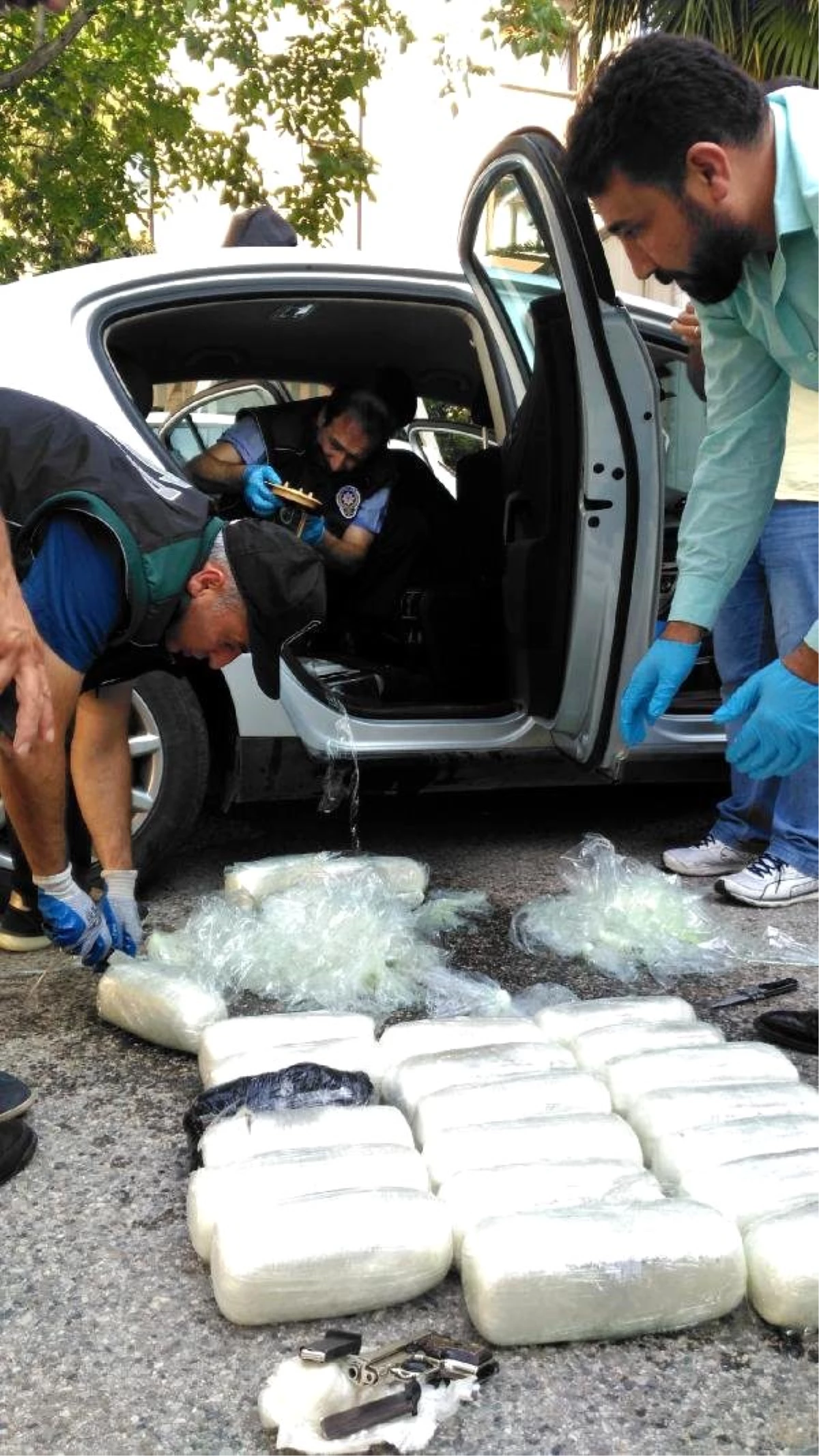 Otomobilin Yakıt Deposundan Esrar ve Tabanca Çıktı