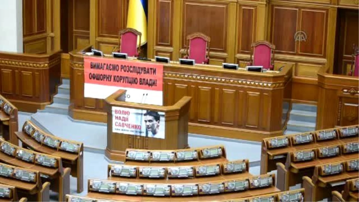 Savçenko, Ukrayna Parlamentosunda Elinde Ukrayna ve Kırım Tatar Bayrağı ile İlk Defa Konuşma Yaptı