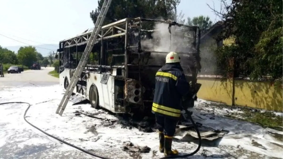 Seyir Halindeki Özel Halk Otobüsü Yandı