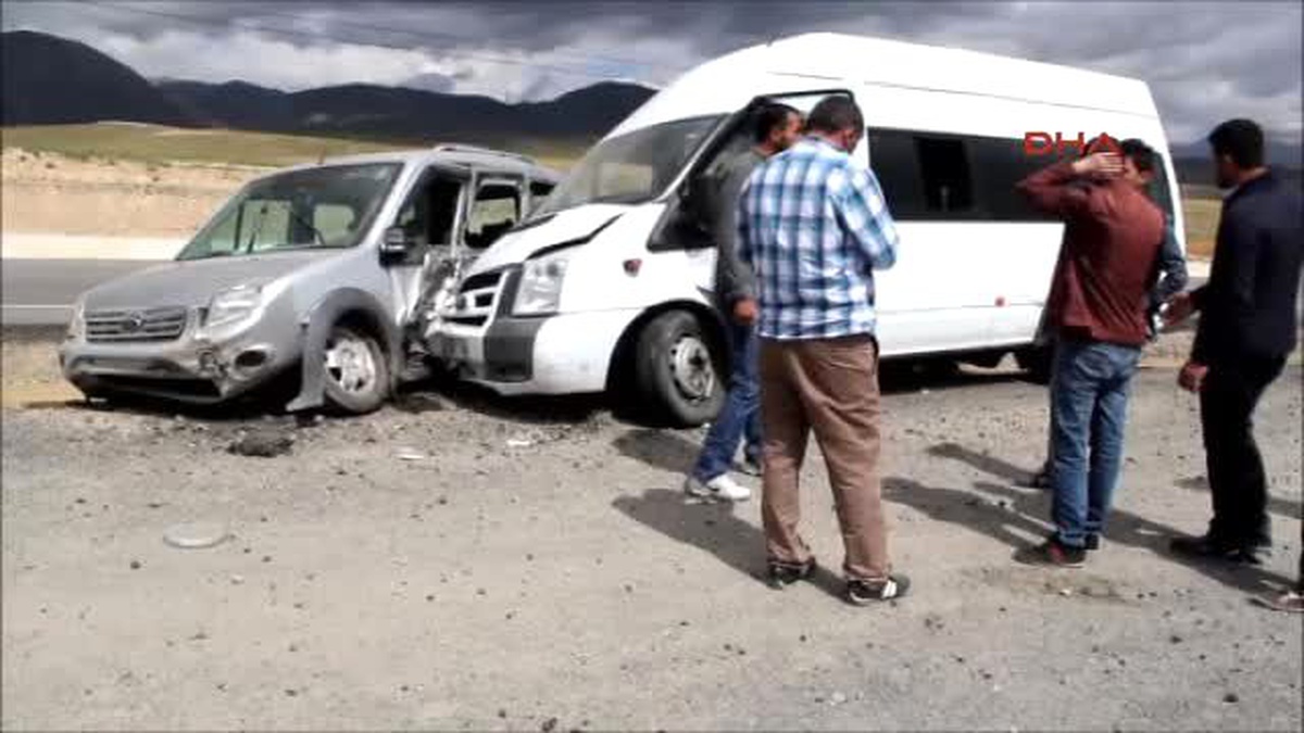 Van Yüksekova\'ya Dönüş Yolunda Kaza 15 Yaralı