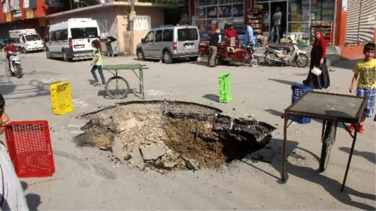 Yol Ortasındaki Çukura Simit Aracıyla Önlem