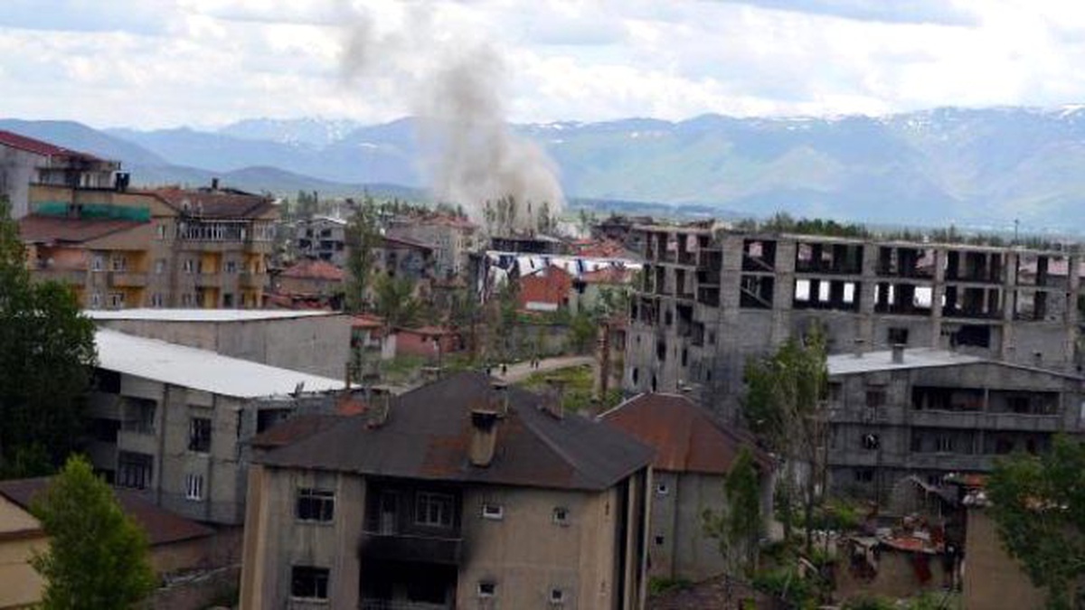 Yüksekova\'da Zarar Komisyonları Önünde Uzun Kuyruklar Oluştu