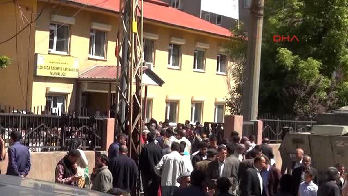 Yüksekova\'da Zarar Komisyonları Önünde Uzun Kuyruklar Oluştu