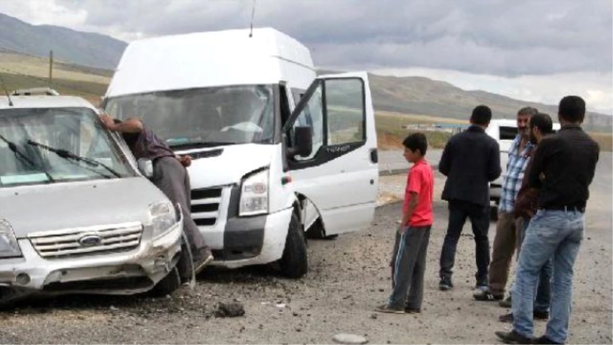 Yüksekova\'ya Dönüş Yolunda Kaza; 15 Yaralı (2) - Yeniden