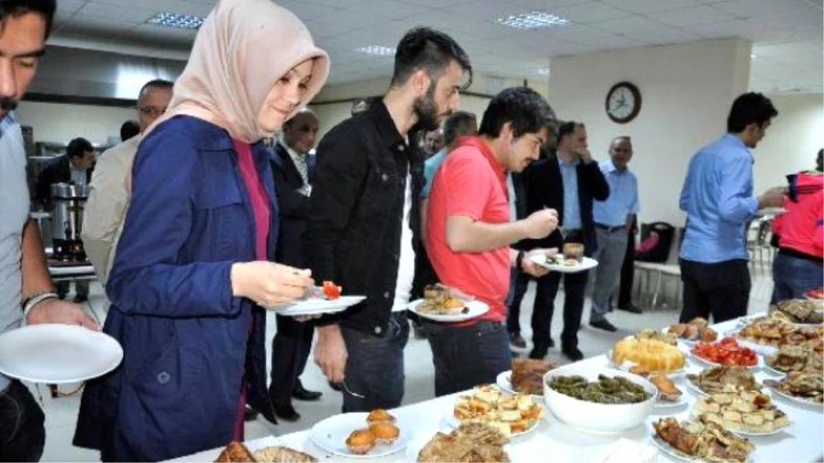 Amasya Üniversitesi\'nde Finallere Hazırlanan Öğrencilere Pasta ve Börek İkramı