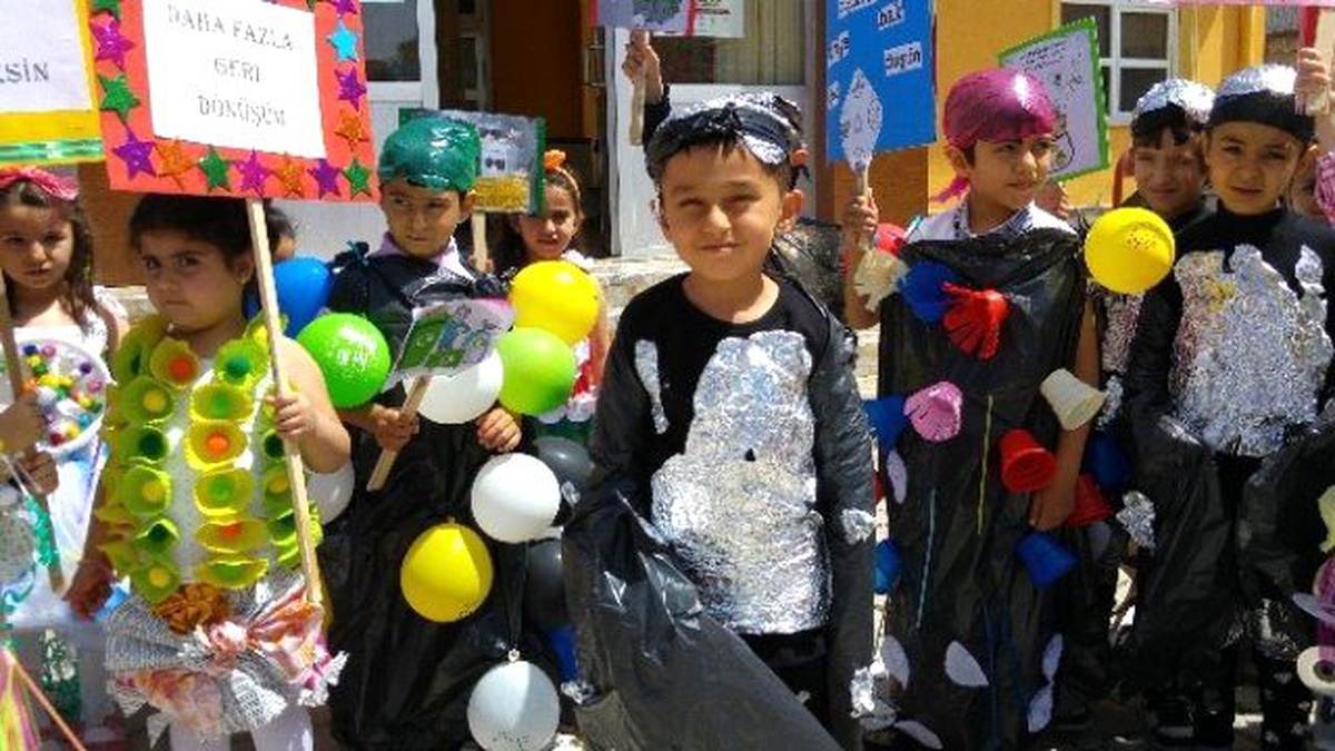 Anaokulu Öğrencilerinden Örnek Defile