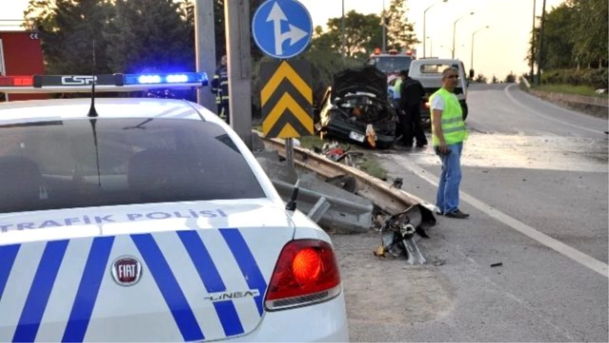 Bariyerlere Giren Araç Sürücüsü Feci Şekilde Can Verdi