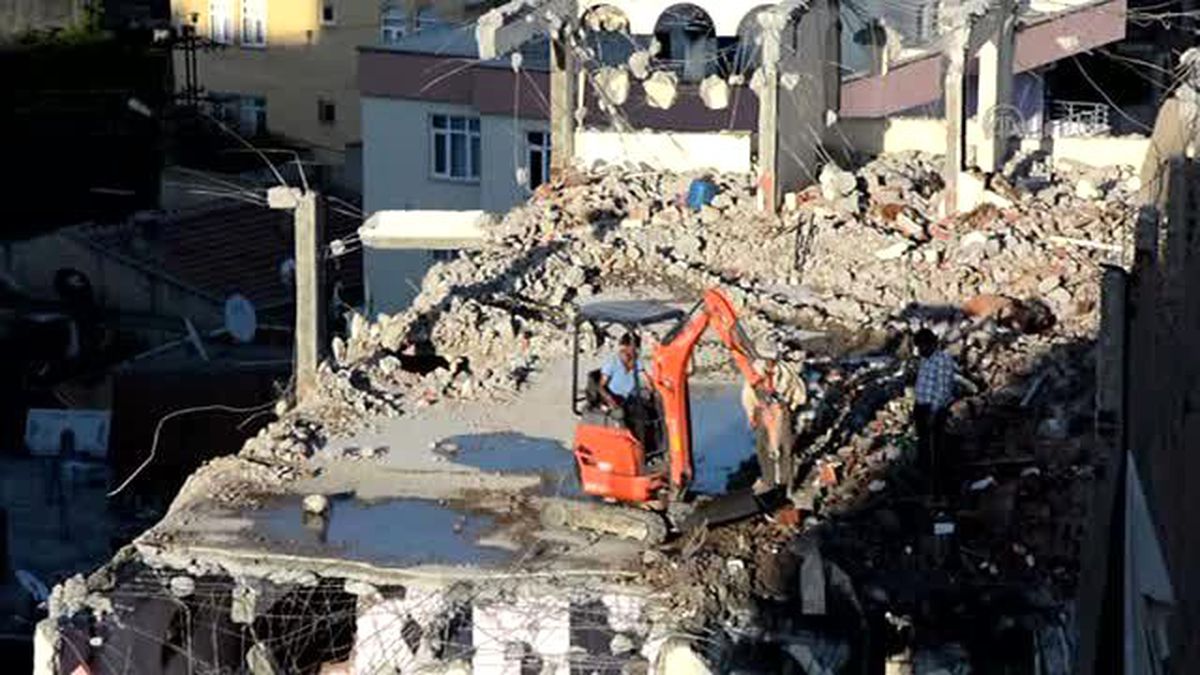 Böylesi Görülmedi! Çatıda İş Makinesi Var