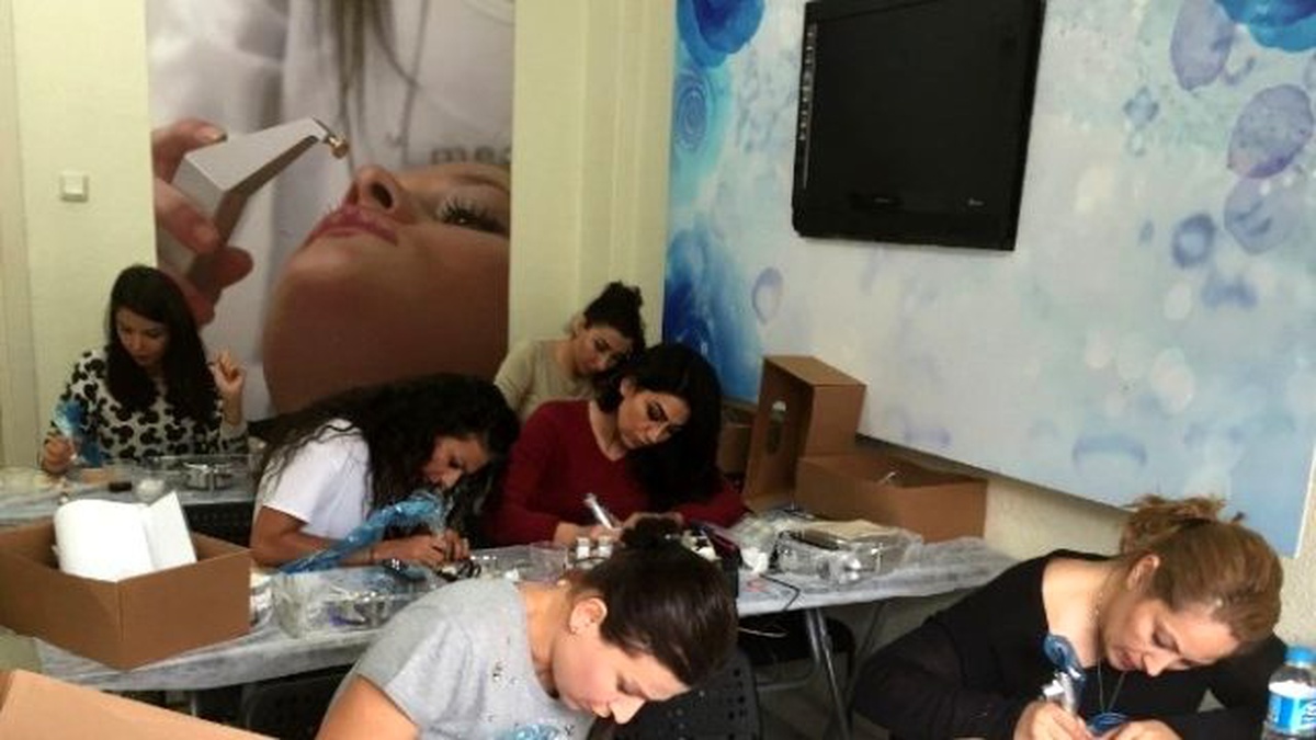Ev Kadınları, Kalıcı Makyaj Eğitimlerine de El Attı