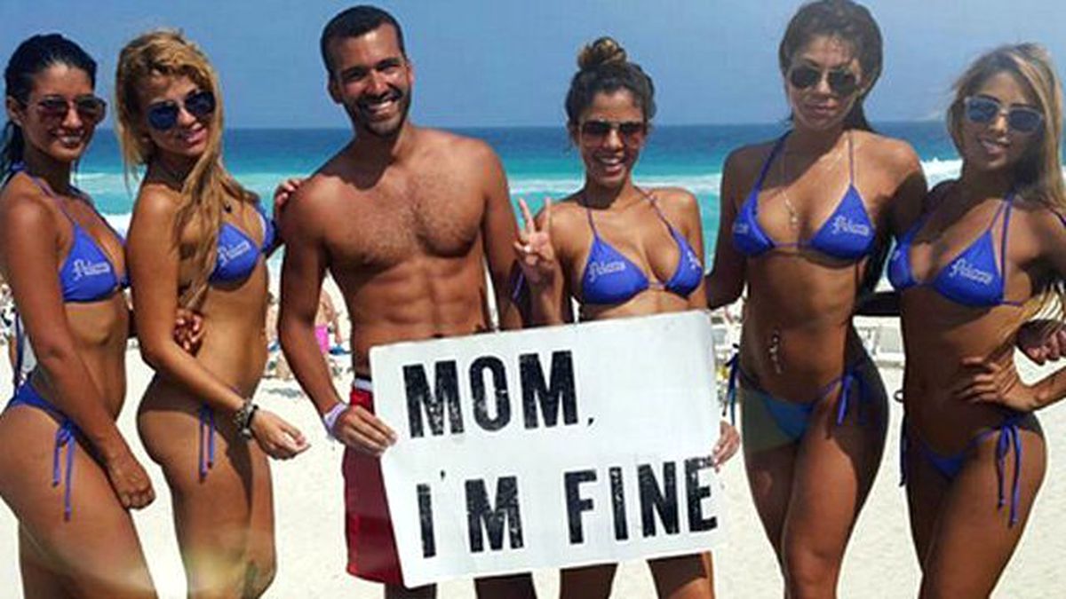 Kaygılı Annesine Gezdiği Yerlerden Pankartla Mesajını Verdi